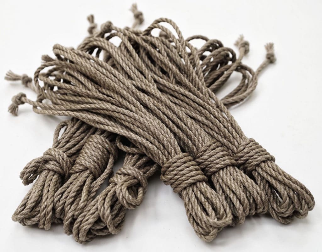 Photo des cordes de shibari de Seb Kinbaku. Disponible dans la Boutique du Shibari