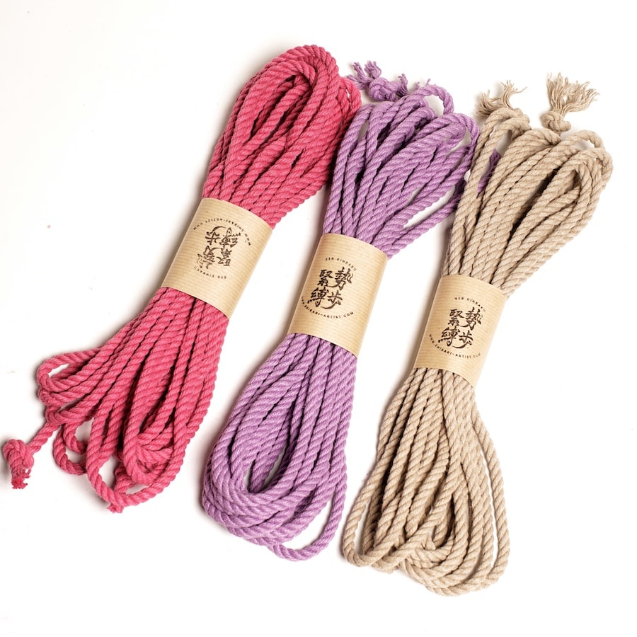 Image des cordes de Shibari en chanvre soyeux, montrant leur texture douce et leur qualité de fabrication, idéales pour une expérience sensuelle et sécurisée dans l'art du bondage japonais