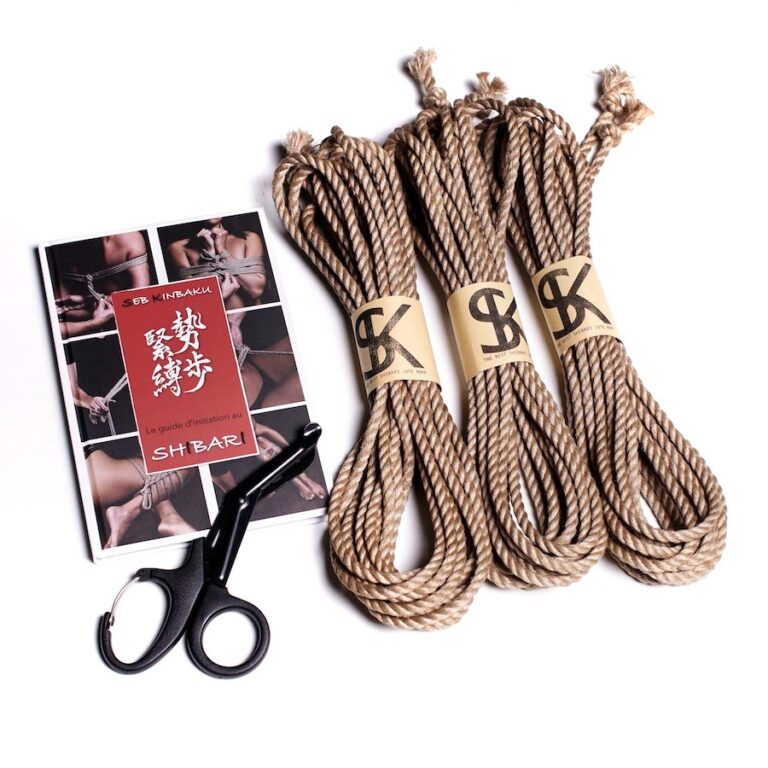 Image du kit Shibari débutant, comprenant 3 cordes de Shibari, un guide d'instructions et un coupe-corde, idéal pour ceux qui débutent dans l'art du bondage japonais.