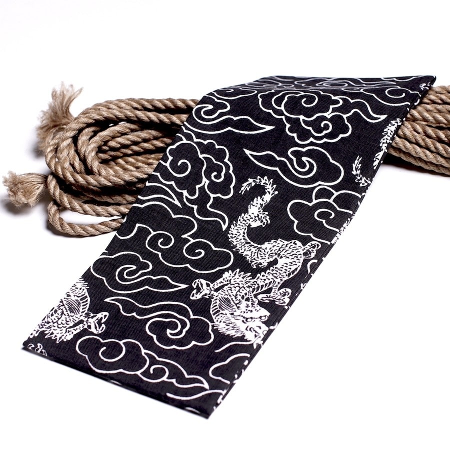 Image du Tenugui japonais noir avec un dragon, illustrant son design élégant et son symbolisme japonais, parfait pour une utilisation décorative ou pratique