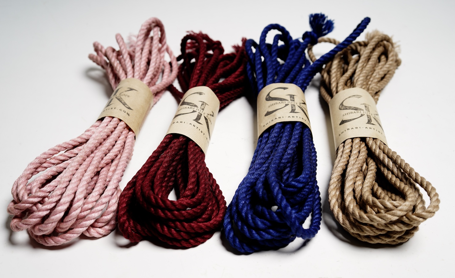 Cordes Shibari en jute japonaise, préparées pour la pratique du Kinbaku et du bondage japonais