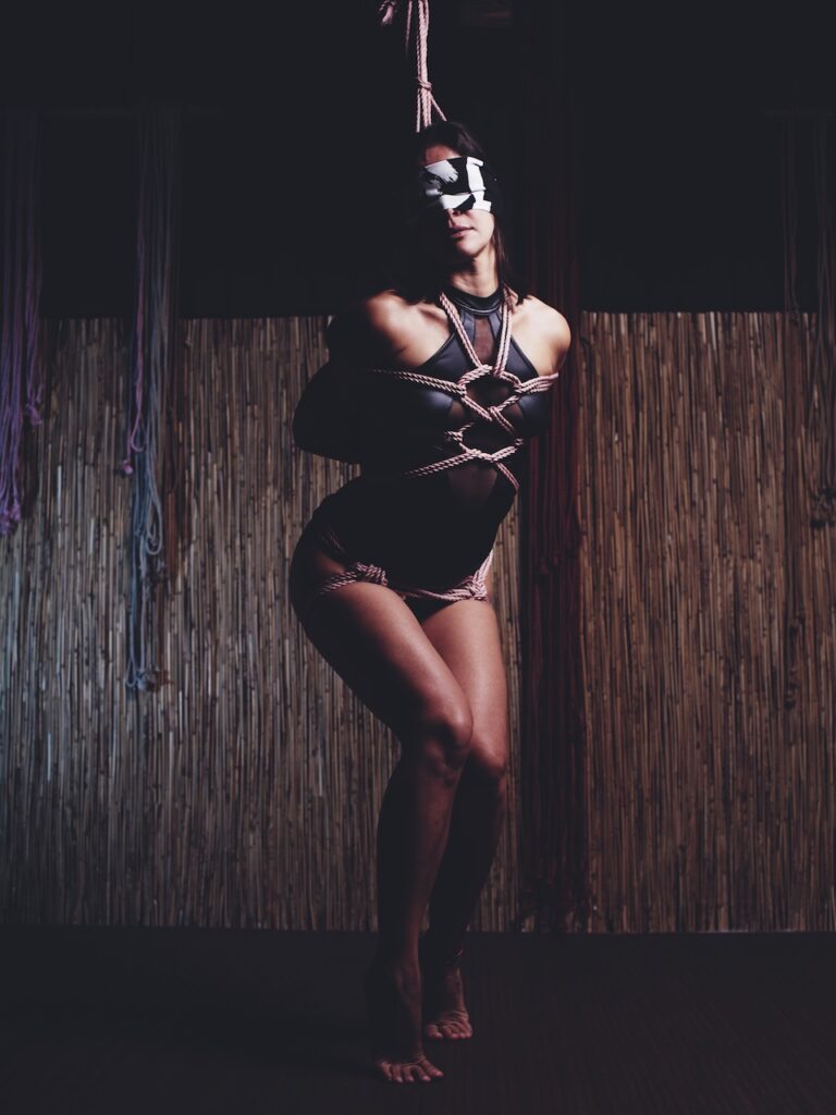 Suspension shibari debout avec harnais, travail de corde par Seb Kinbaku.