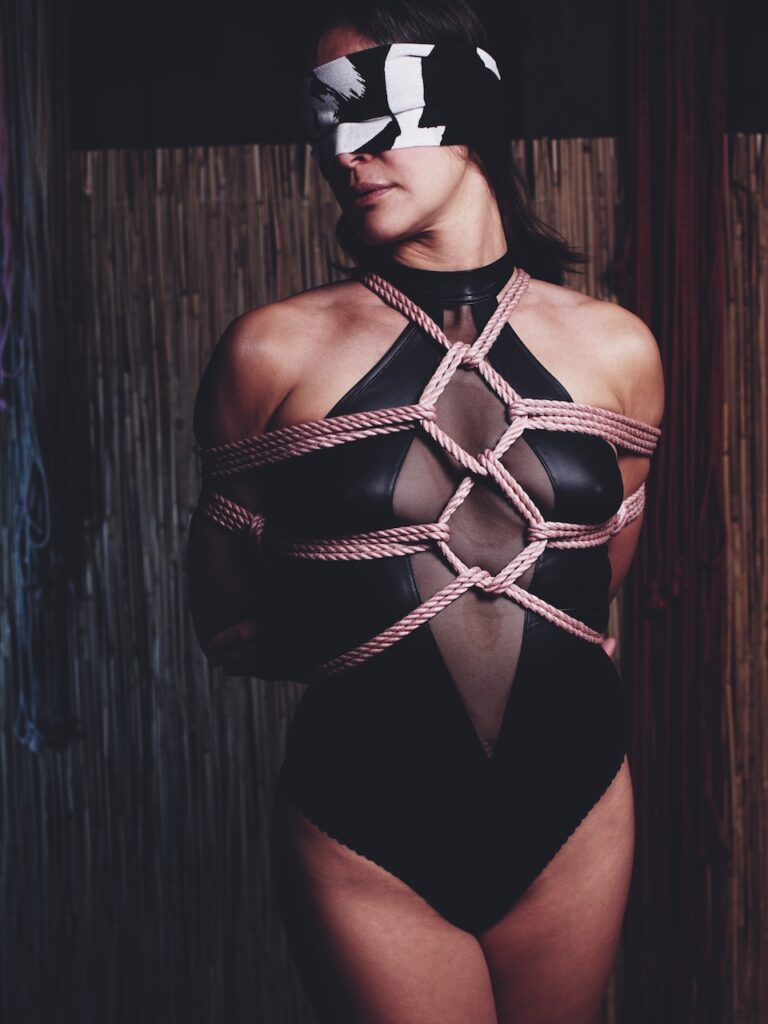 Portrait shibari avec harnais de buste et masque, création artistique de Seb Kinbaku.